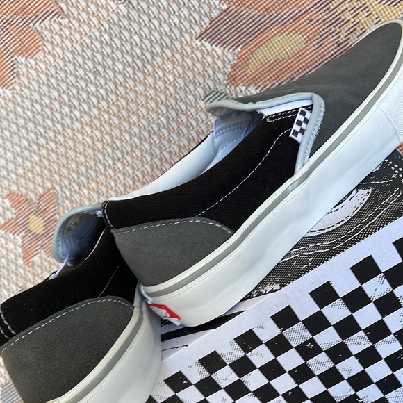 Vans Men’s Skate Slip-On
Reflective Black/Grey
VN0A5FCAN42
Sneakers - Picture 15 of 16